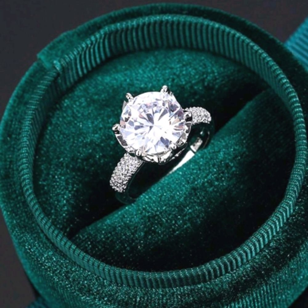 Stunning diamond 925 Sterling silver wedding ring sz 6